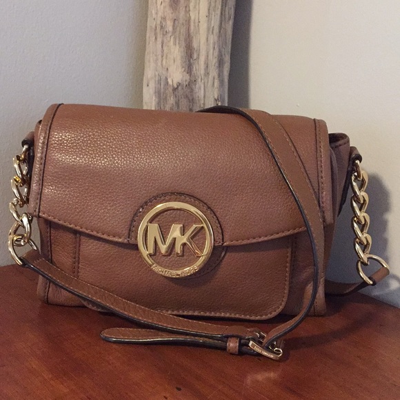 Michael Kors Handbags - 🛍 Michael Kors pebbled leather crossbody